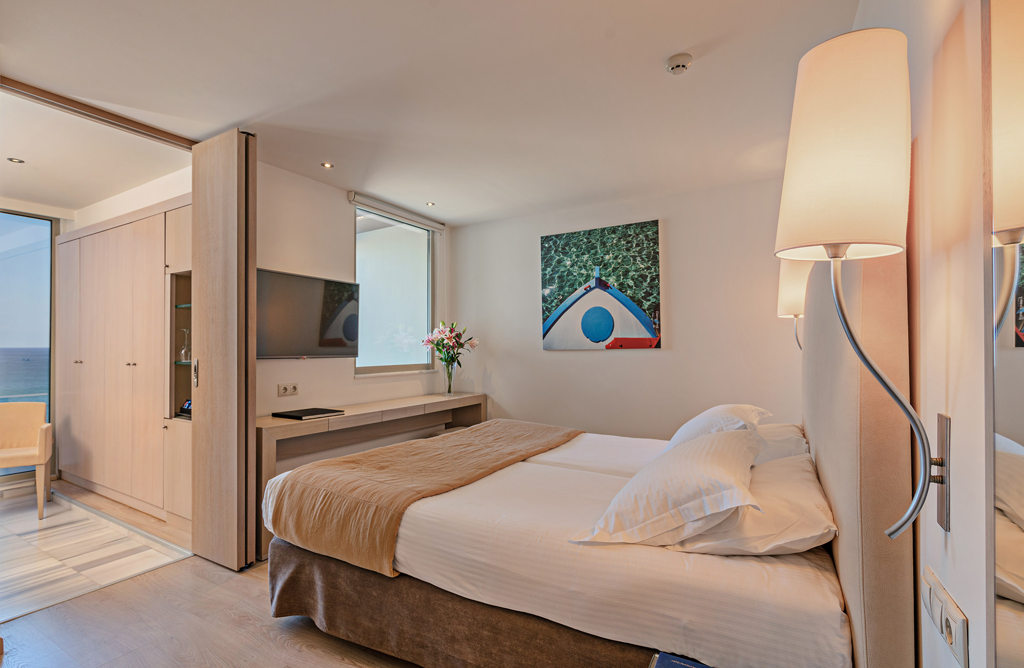 Deluxe Suite Sea View bed