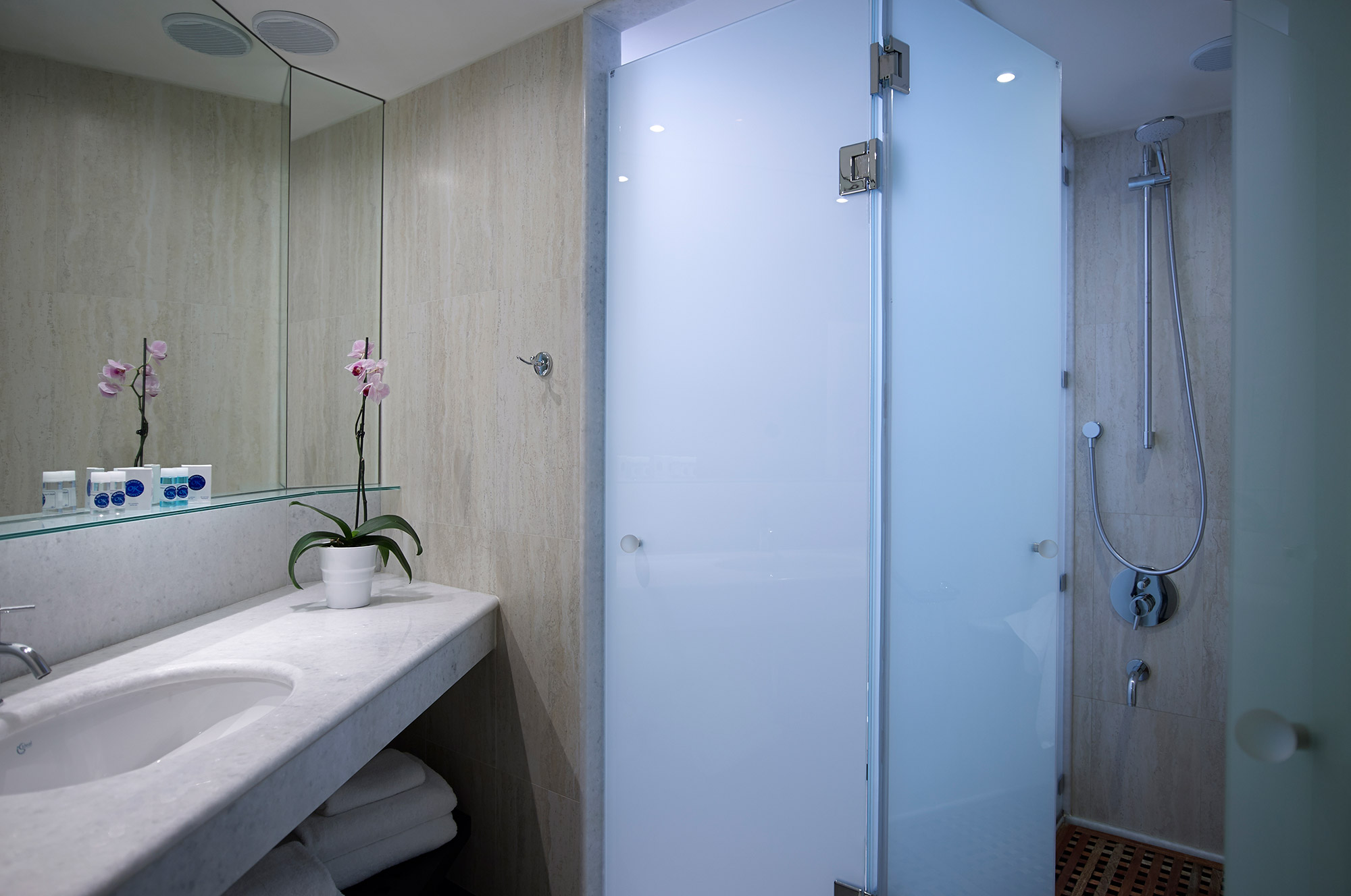 Family Suite Bathroom