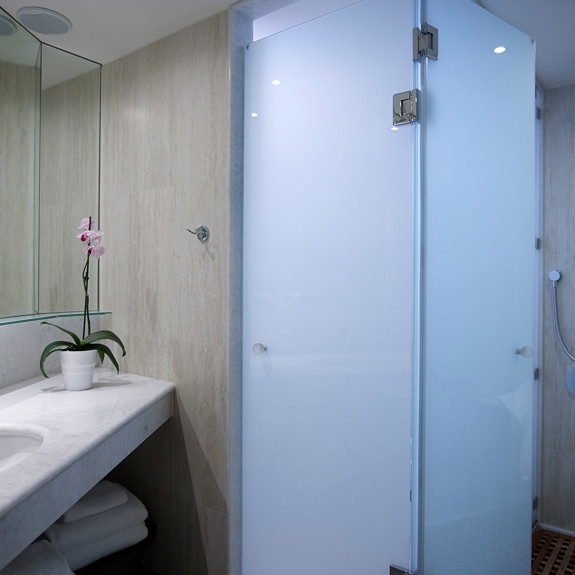 Family Suite Bathroom